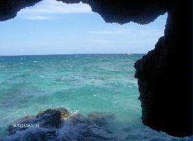 Eine der Höhlen auf Cave Island.JPG